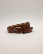 Ledergürtel in mittelbraun liegend