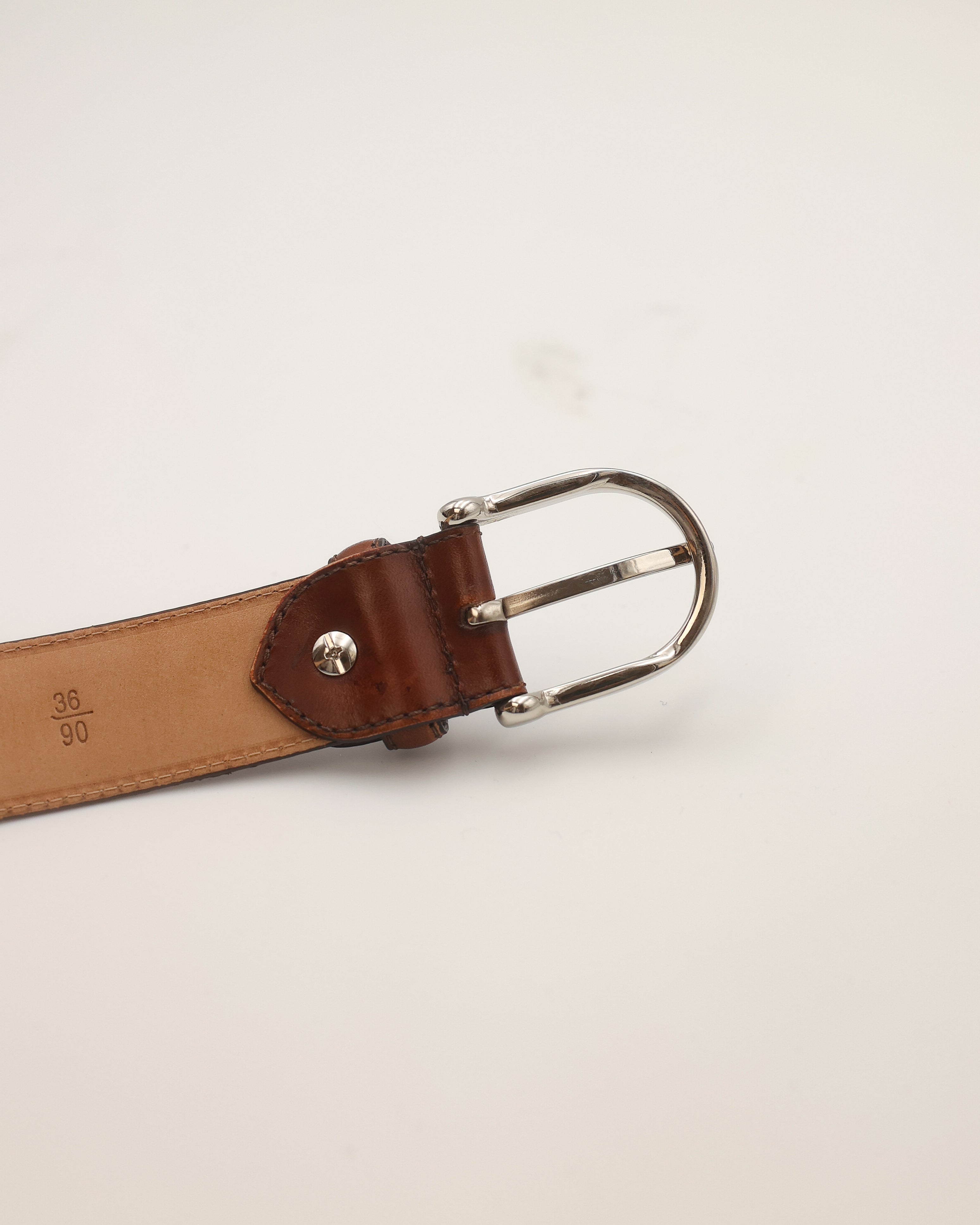 Ledergürtel in mittelbraun Schnalle von hinten