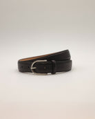 Ledergürtel in schwarzem Narbenleder liegend