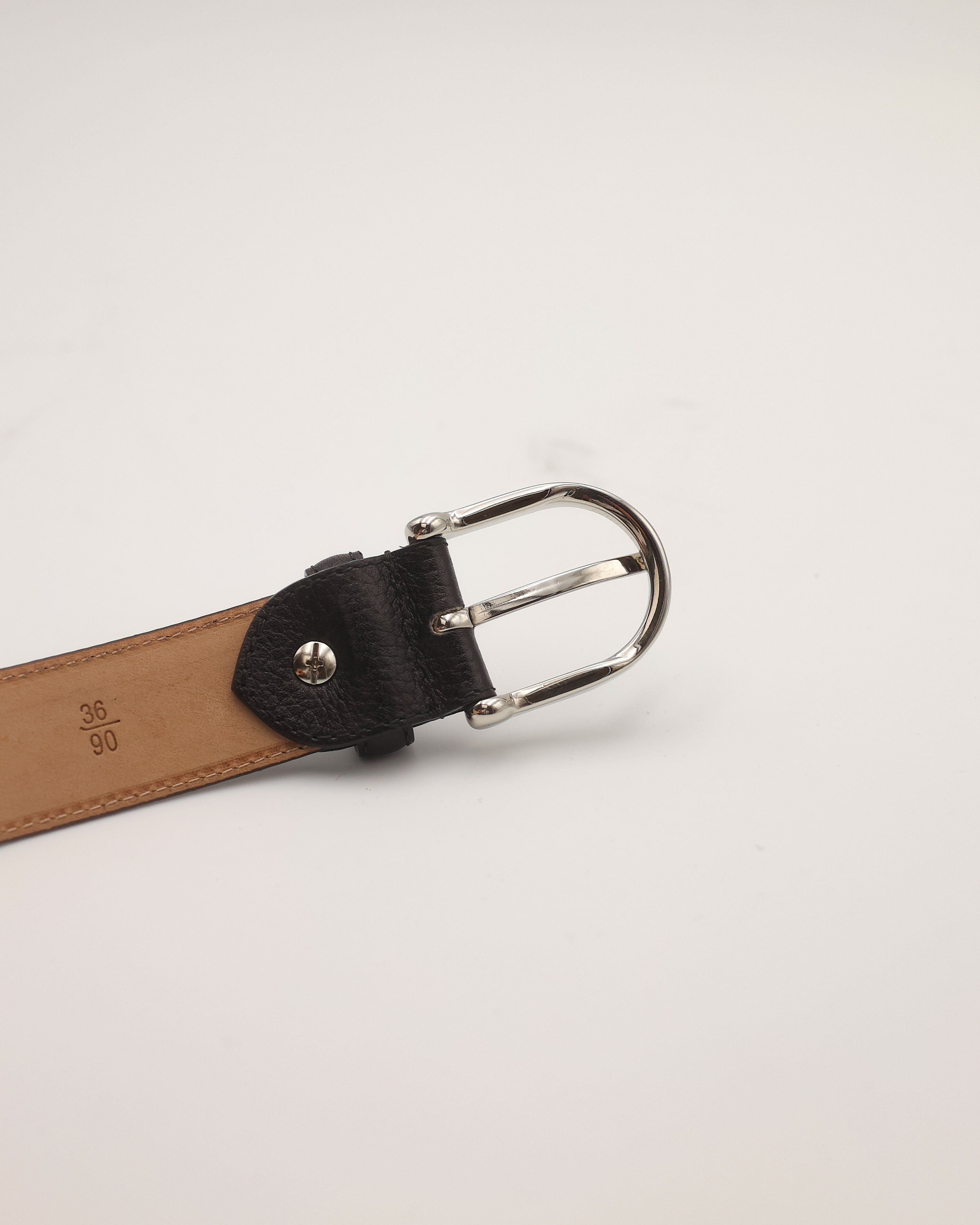 Ledergürtel in schwarzem Narbenleder Schnalle von hinten