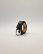 Ledergürtel in schwarzem Narbenleder stehend