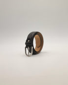 Ledergürtel schwarz stehend