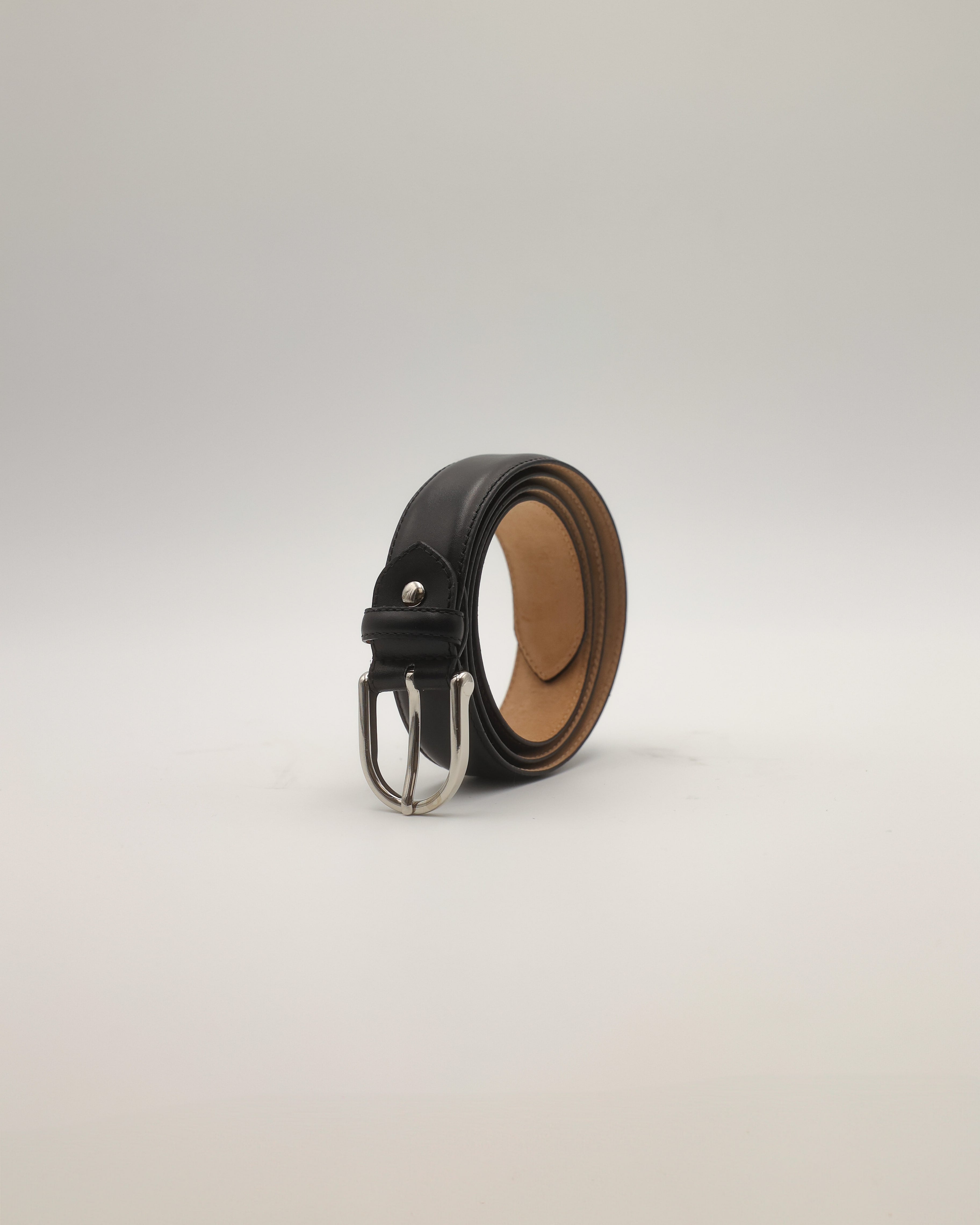 Ledergürtel schwarz stehend