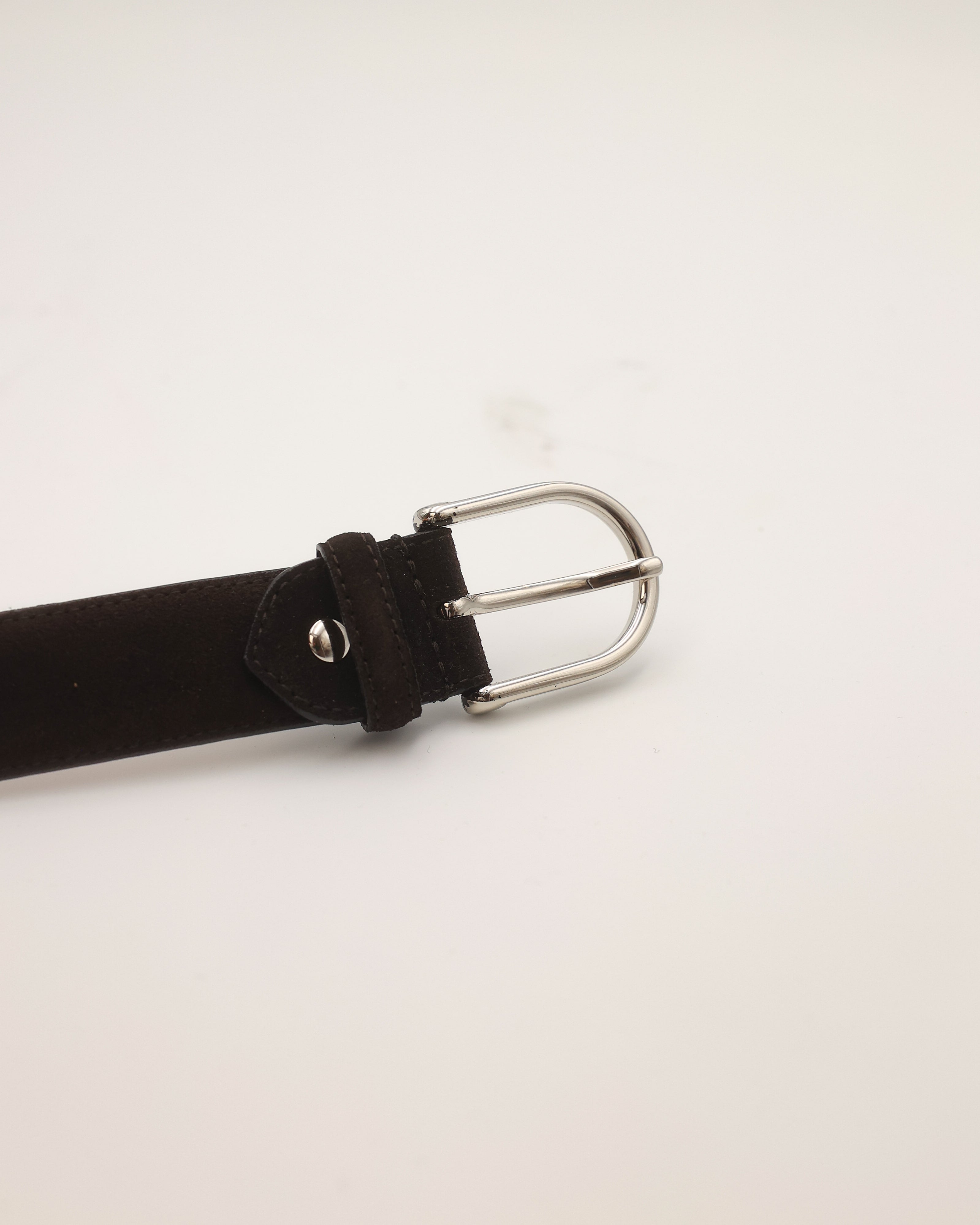 Ledergürtel Wildleder in dunkelbraun Schnalle von vorne