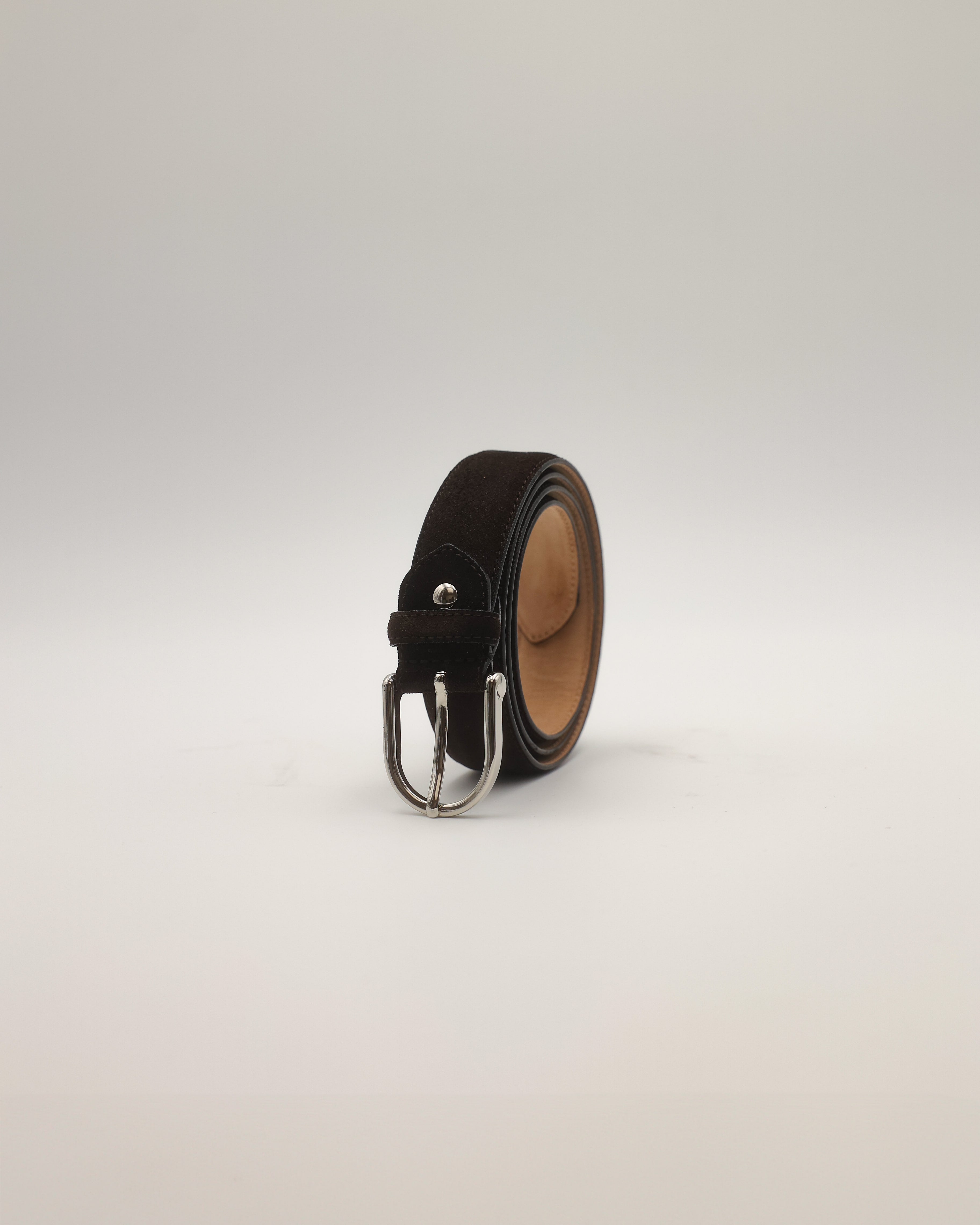 Ledergürtel Wildleder in dunkelbraun stehend