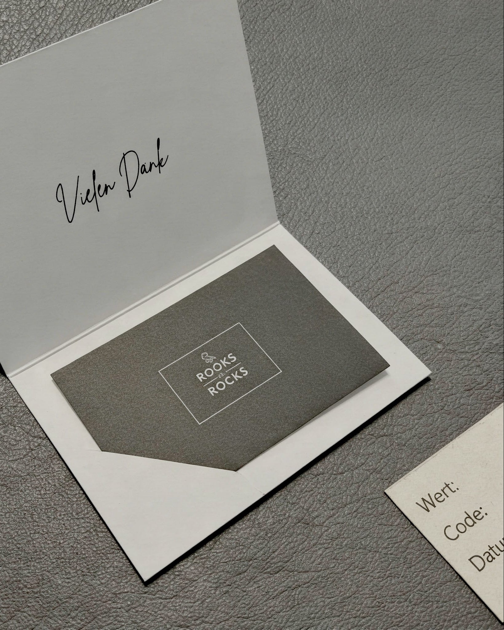 Gutschein im Umschlag von oben fotografiert