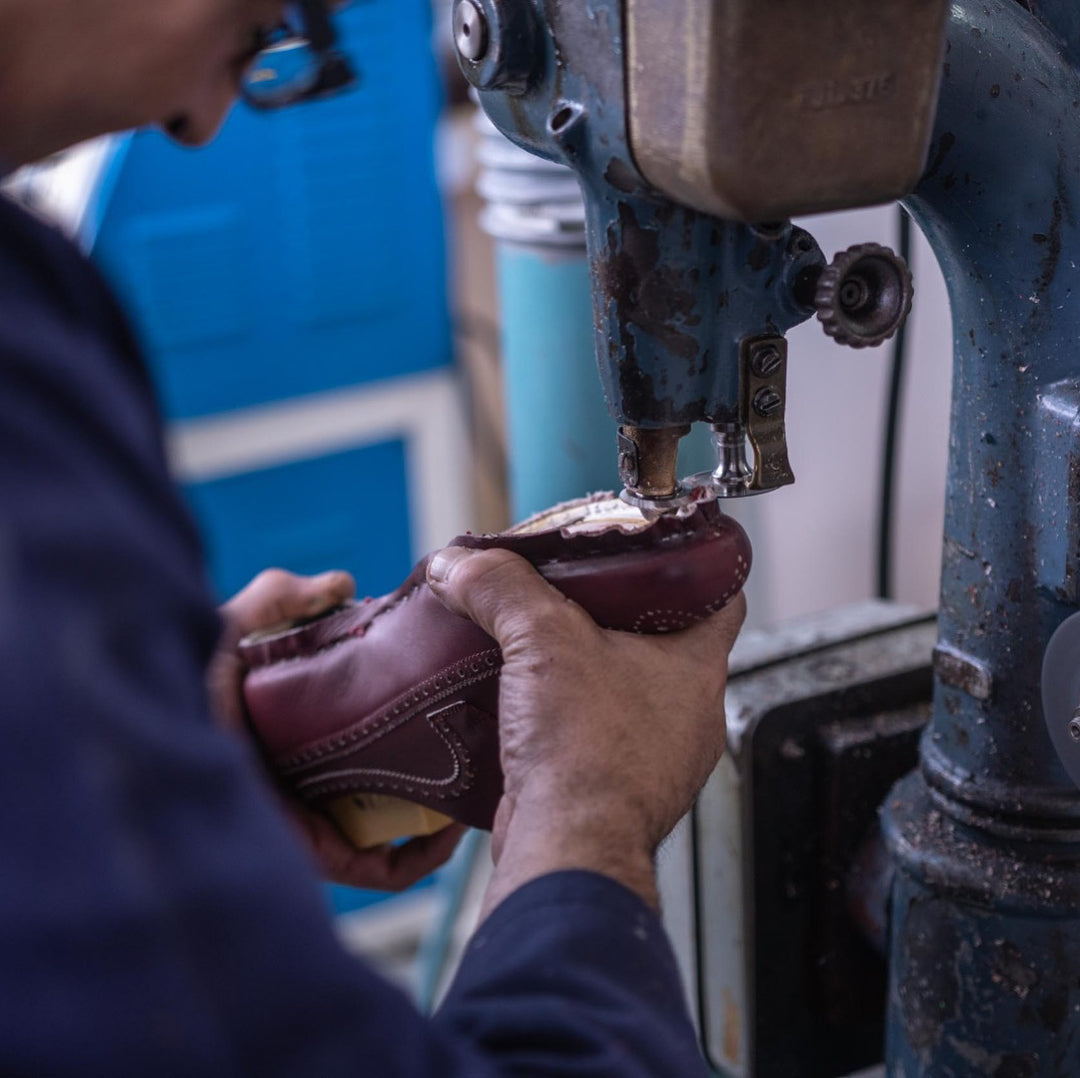 Schuhe werden von Hand genäht