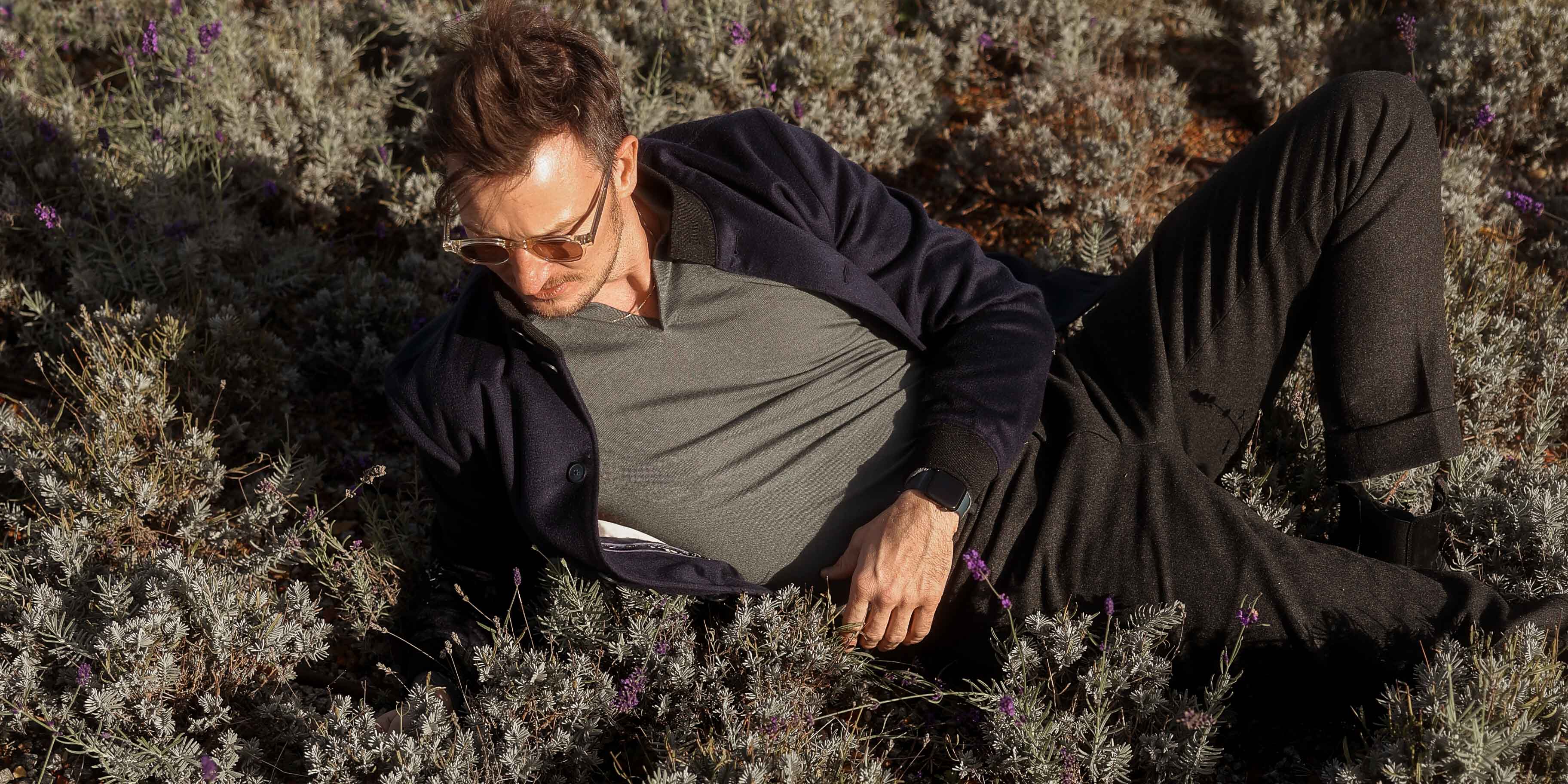 Viktor im casual Outfit liegend