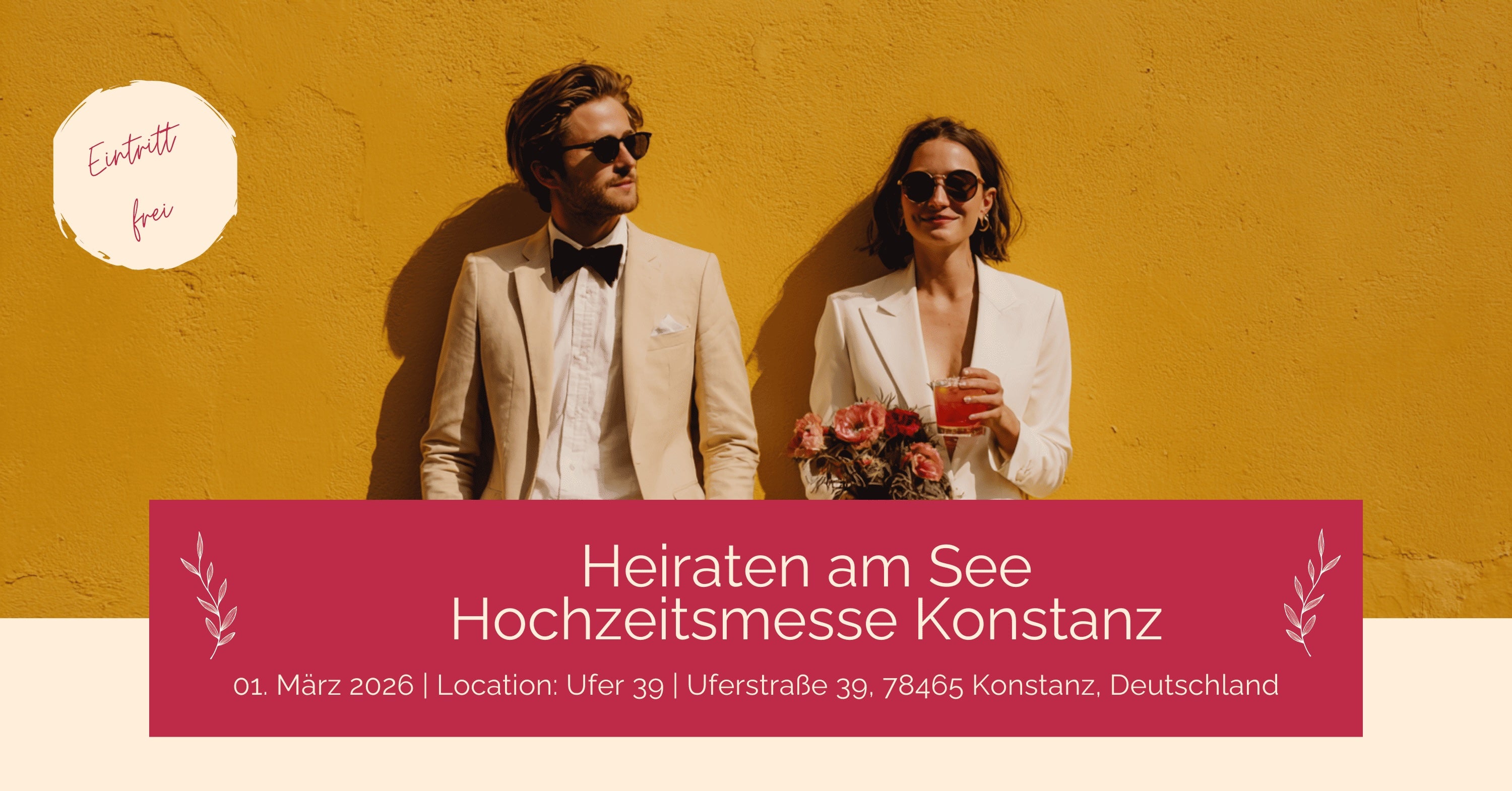 Ein Brautpaar vor gelber Wand