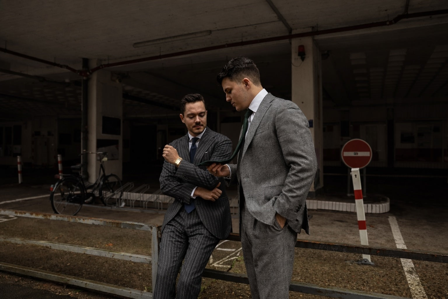 Zwei gut gekleidete Männer im Anzug unterhalten sich