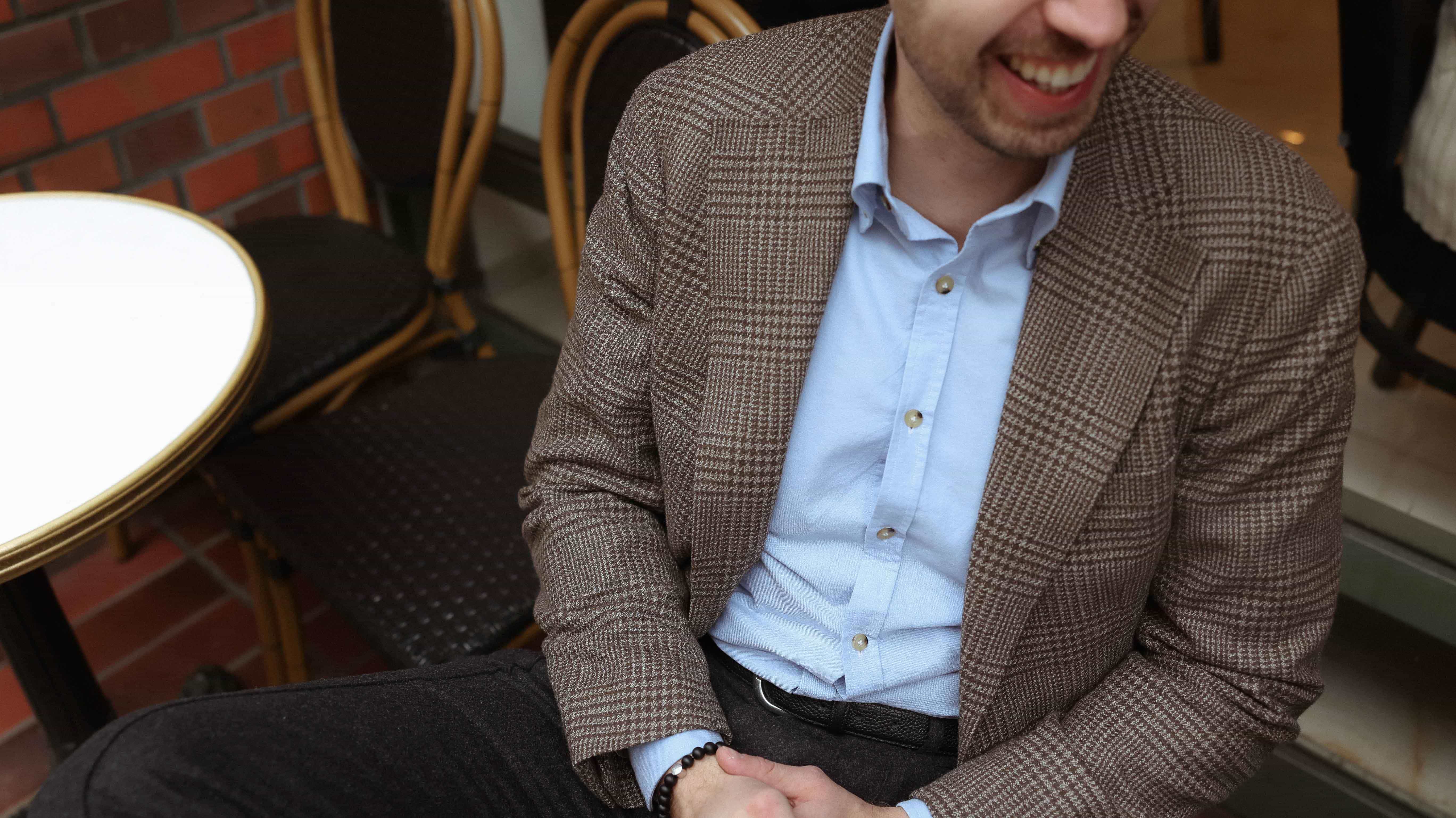 Braunes Sakko mit hellblauem Hemd