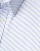 Detailaufnahme Button-Down-Kragen hellblau-weiß gestreiftes Seersucker Hemd Herren, feine Streifen, charakteristische Seersucker-Struktur