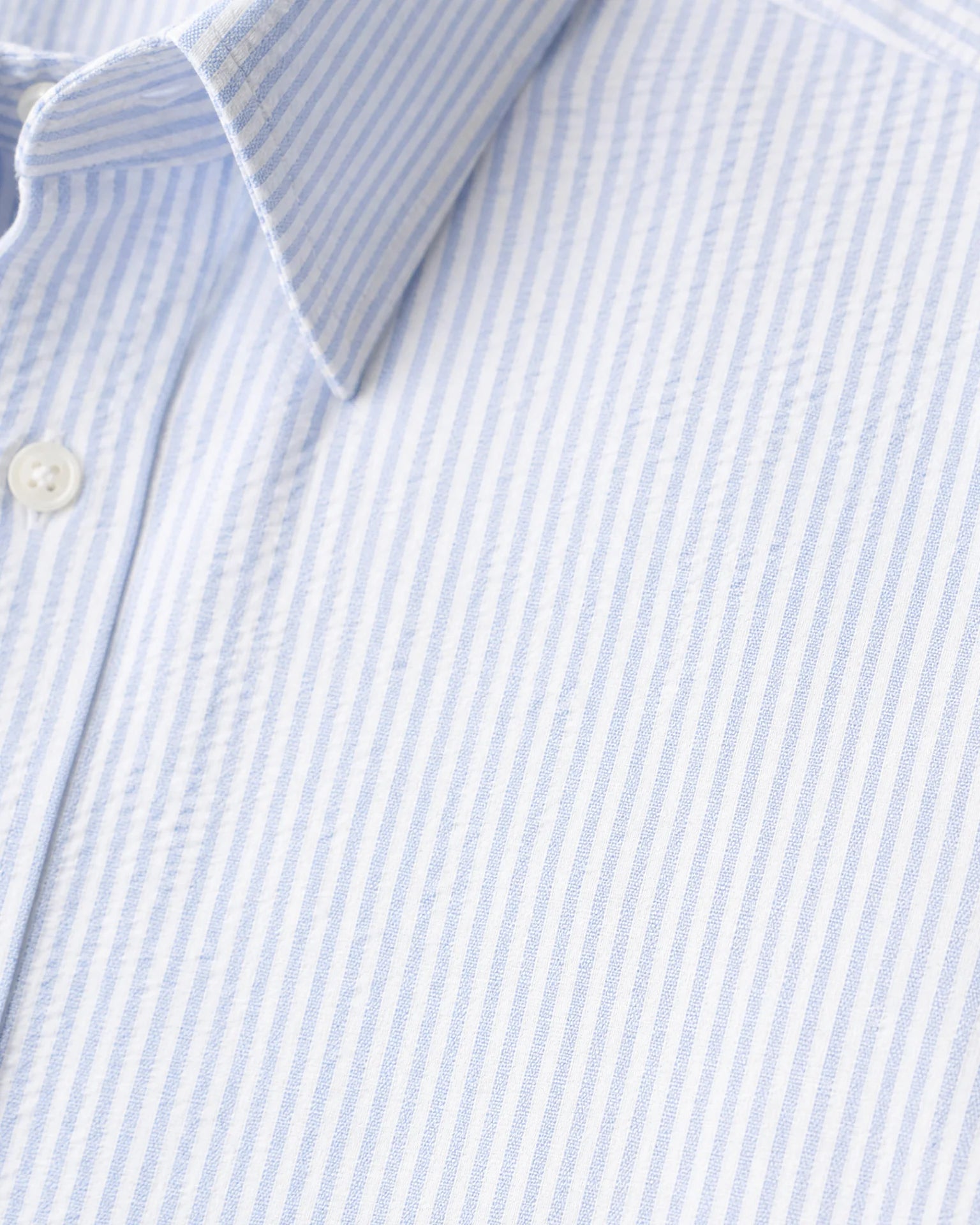 Detailaufnahme Button-Down-Kragen hellblau-weiß gestreiftes Seersucker Hemd Herren, feine Streifen, charakteristische Seersucker-Struktur