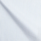 Detailaufnahme hellblau-weiß gestreifter Seersucker-Stoff, feine Streifen mit charakteristischer Kräuselstruktur, atmungsaktives Premium-Baumwollmaterial