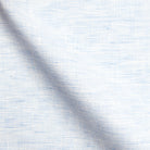 Detailaufnahme hellblauer Leinenstoff, natürliche melierte Leinenstruktur, Premium-Qualität für hellblaues Leinen Langarmhemd Herren