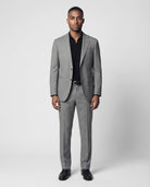 Mann im hellgrauen Anzug aus leicht strukturierter Schurwolle mit offener Webung von vorne abgebildet