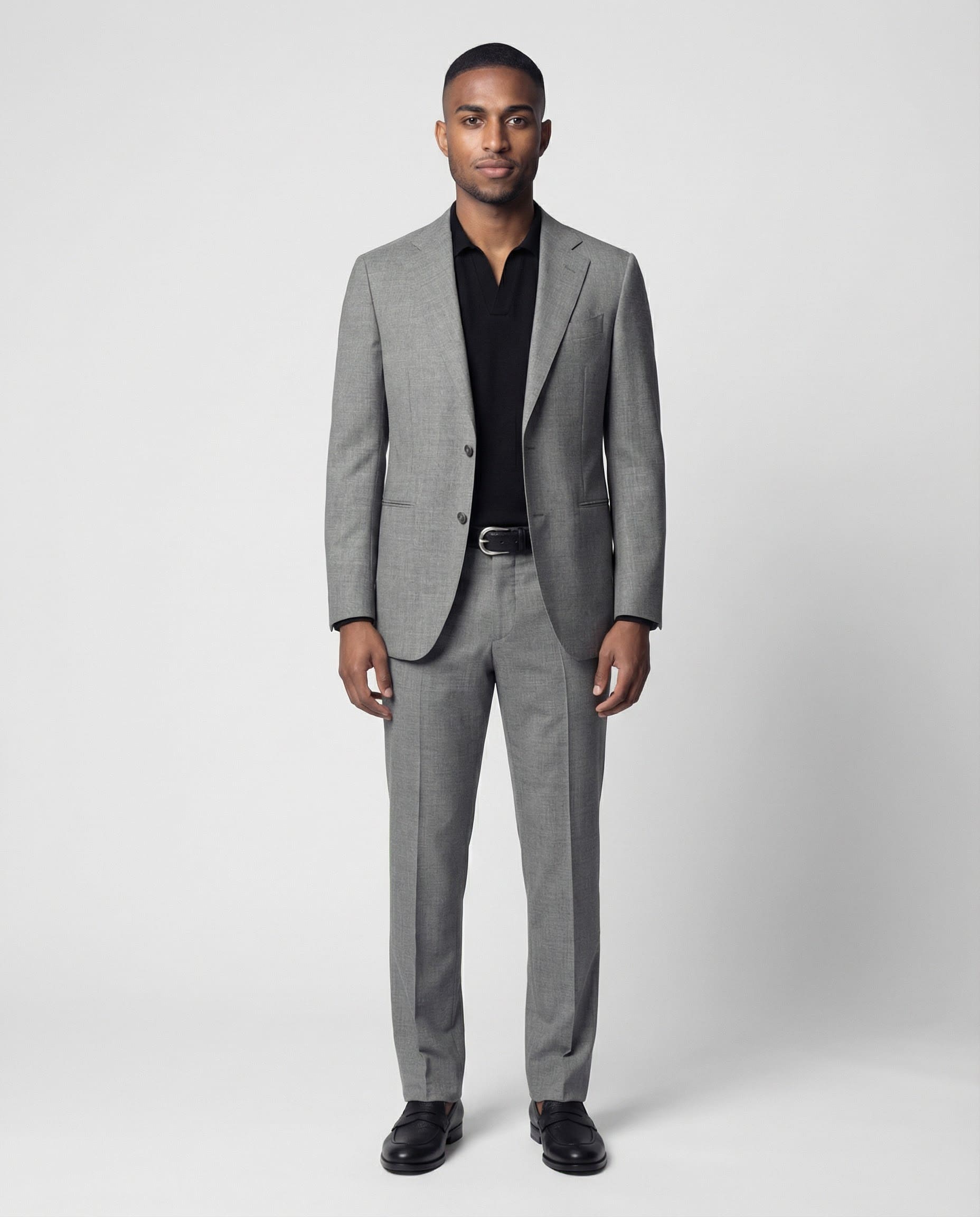 Mann im hellgrauen Anzug aus leicht strukturierter Schurwolle mit offener Webung von vorne abgebildet