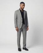 Mann im hellgrauen Anzug aus leicht strukturierter Schurwolle mit offener Webung seitliche abgebildet