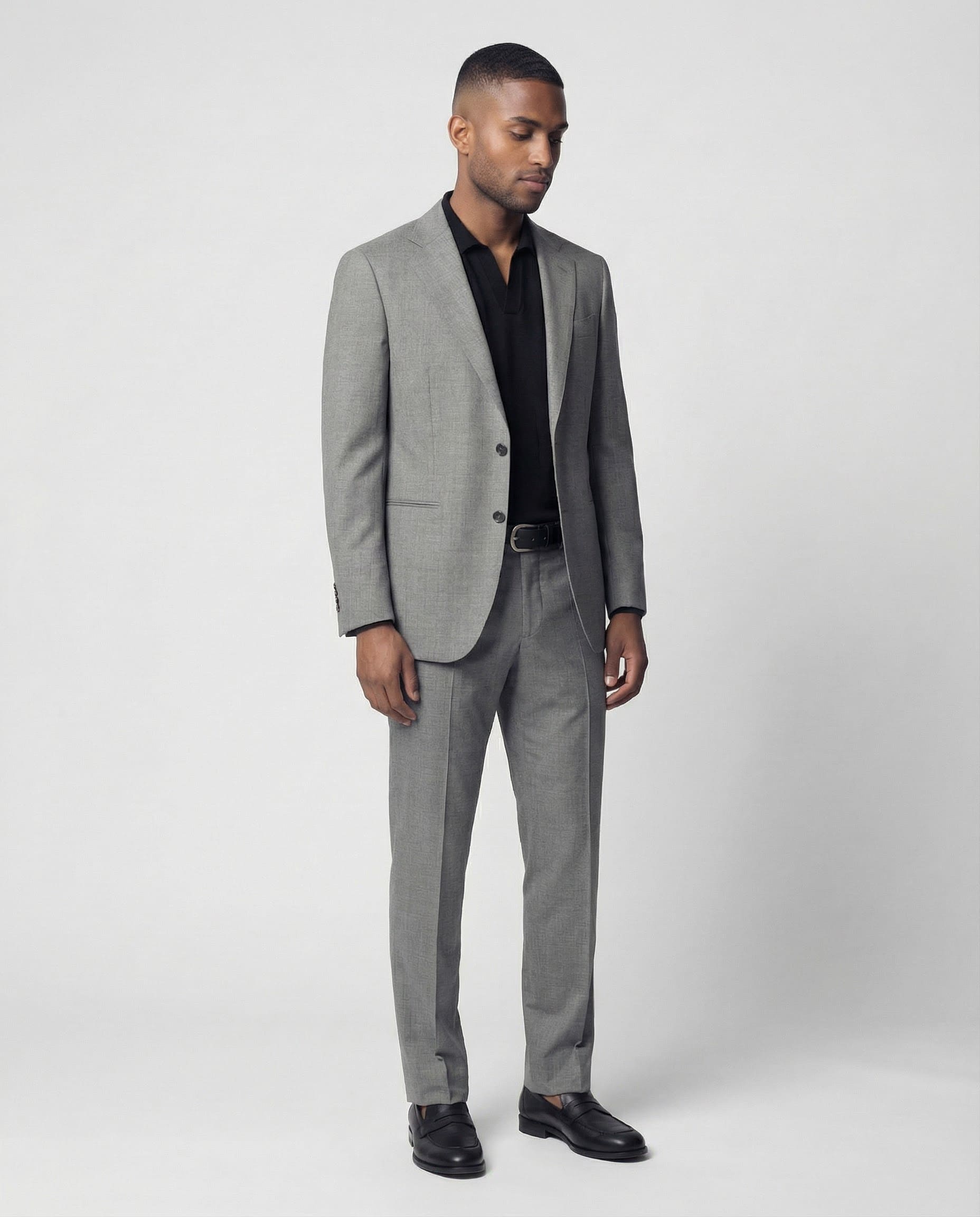 Mann im hellgrauen Anzug aus leicht strukturierter Schurwolle mit offener Webung seitliche abgebildet