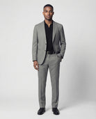 Mann im hellgrauen Anzug aus leicht strukturierter Schurwolle mit offener Webung vorne vorne abgebildet mit Hand in der Tasche