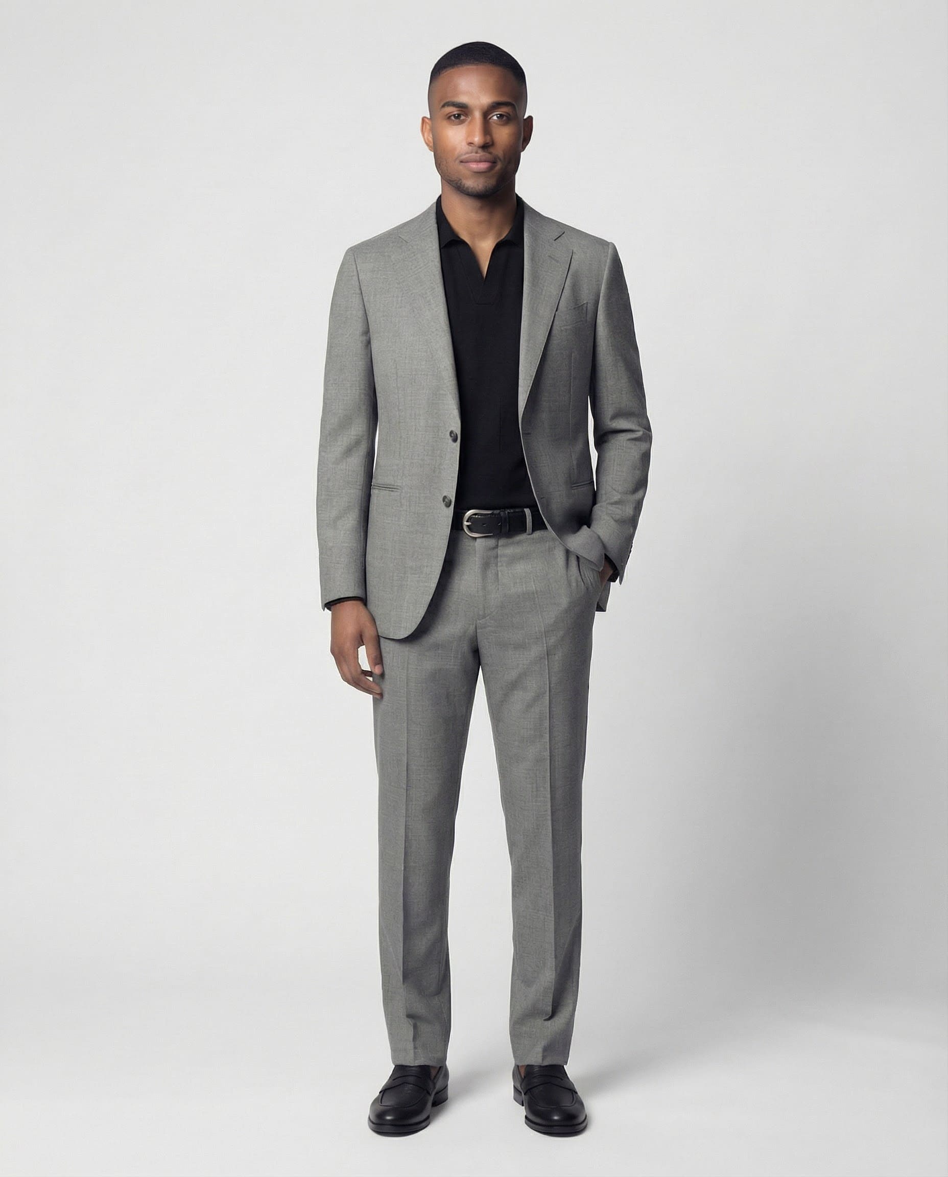 Mann im hellgrauen Anzug aus leicht strukturierter Schurwolle mit offener Webung vorne vorne abgebildet mit Hand in der Tasche