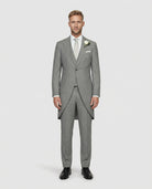 Mann im hellgrauen Cutaway mit passender Weste von vorne gezeigt mit gecschlossenem Sakko