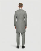 Mann im hellgrauen Cutaway mit passender Weste von hinten gezeigt