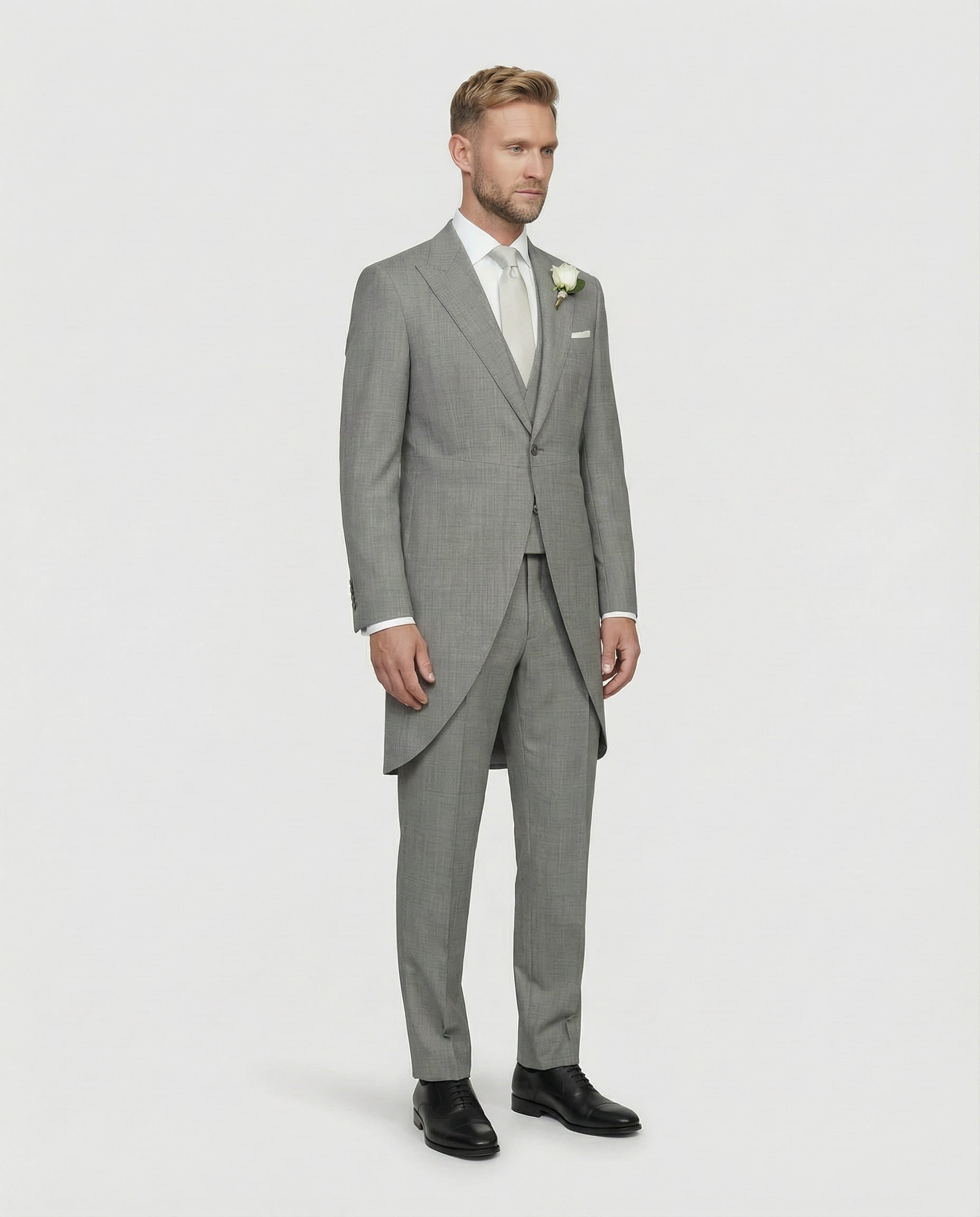 Mann im hellgrauen Cutaway mit passender Weste seitlich gezeigt mit geschlossenem Knopf