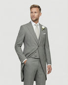 Mann im hellgrauen Cutaway mit passender Weste als Nahaufnahme mit Hand in der Tasche