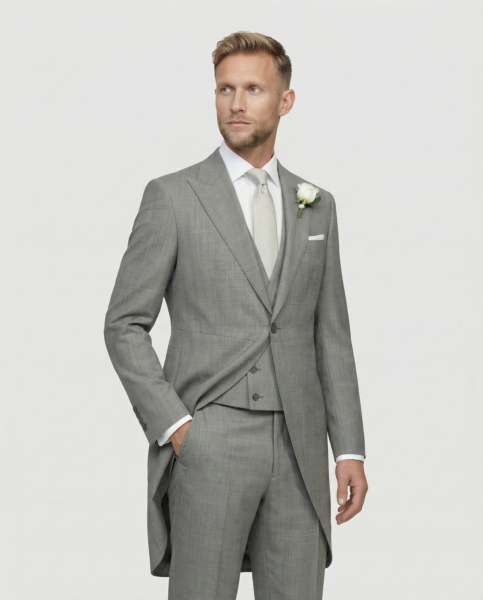 Mann im hellgrauen Cutaway mit passender Weste als Nahaufnahme mit Hand in der Tasche