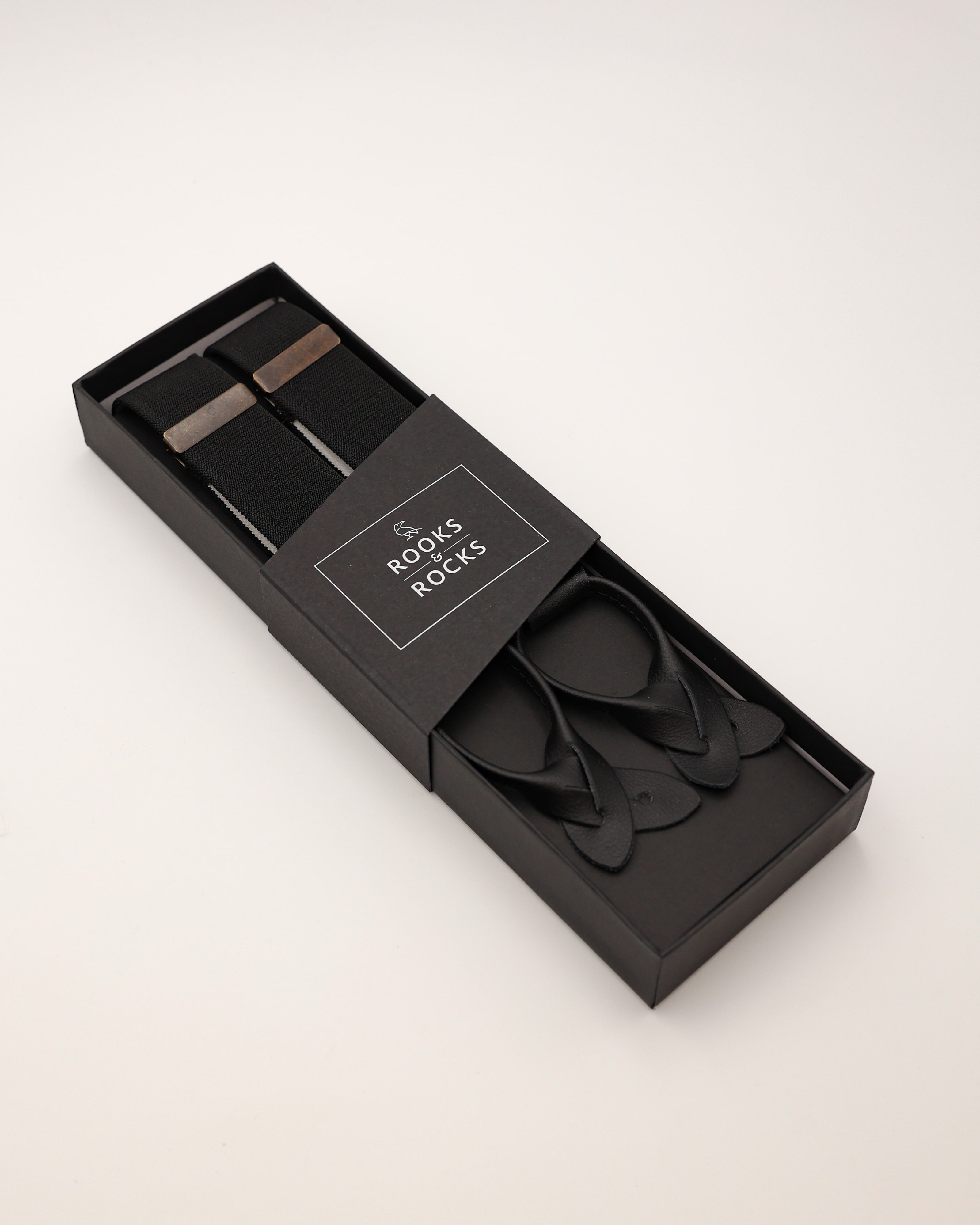 Hosenträger in schwarz liegend in der Verpackung