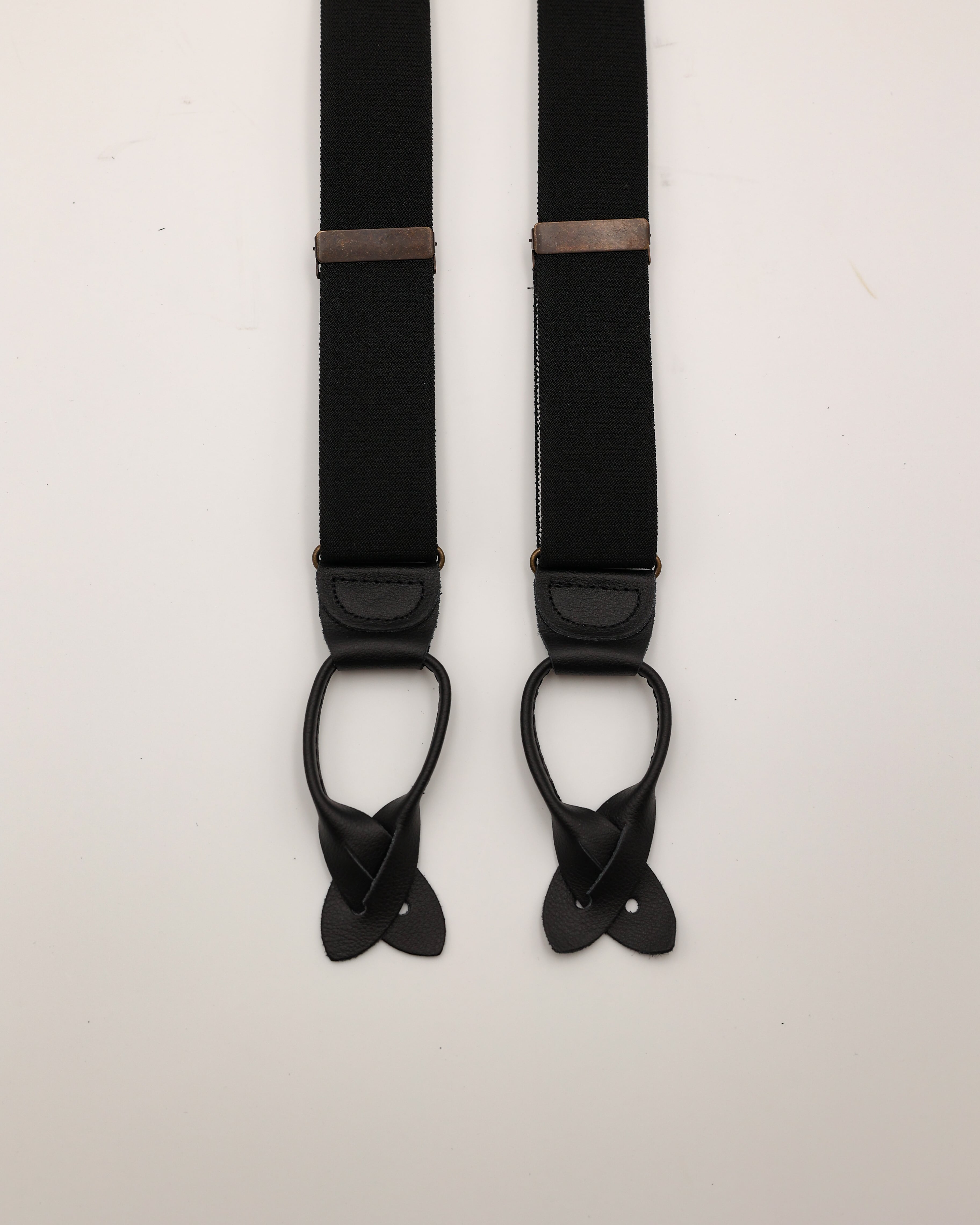 Hosenträger in schwarz von der Vorderseite