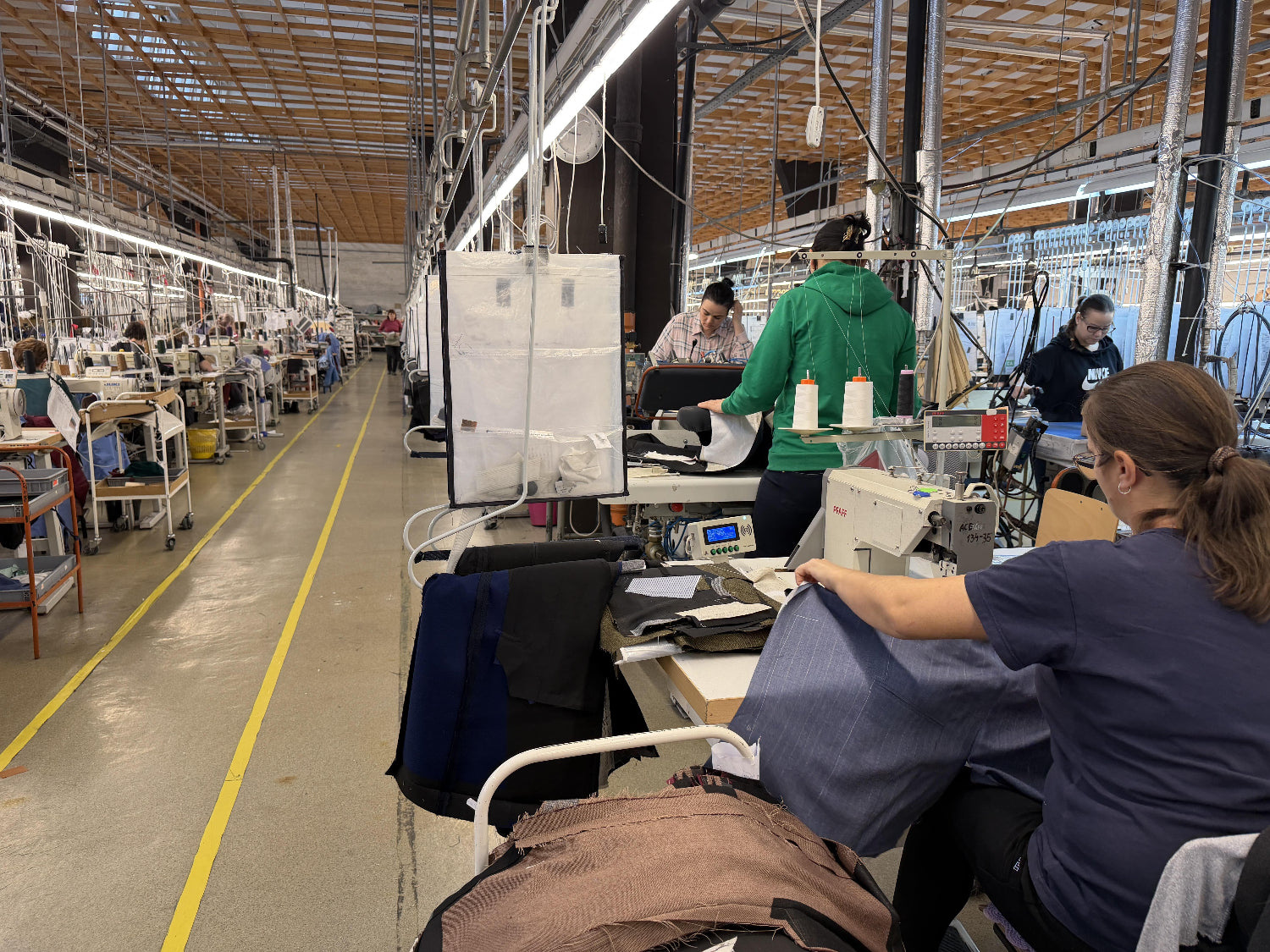 Mitarbeiter unserer Produktion fertigen die letzten Schritte von Hand