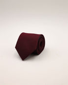 Krawatte in bordeaux gerollt