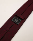 Krawatte in bordeaux von hinten