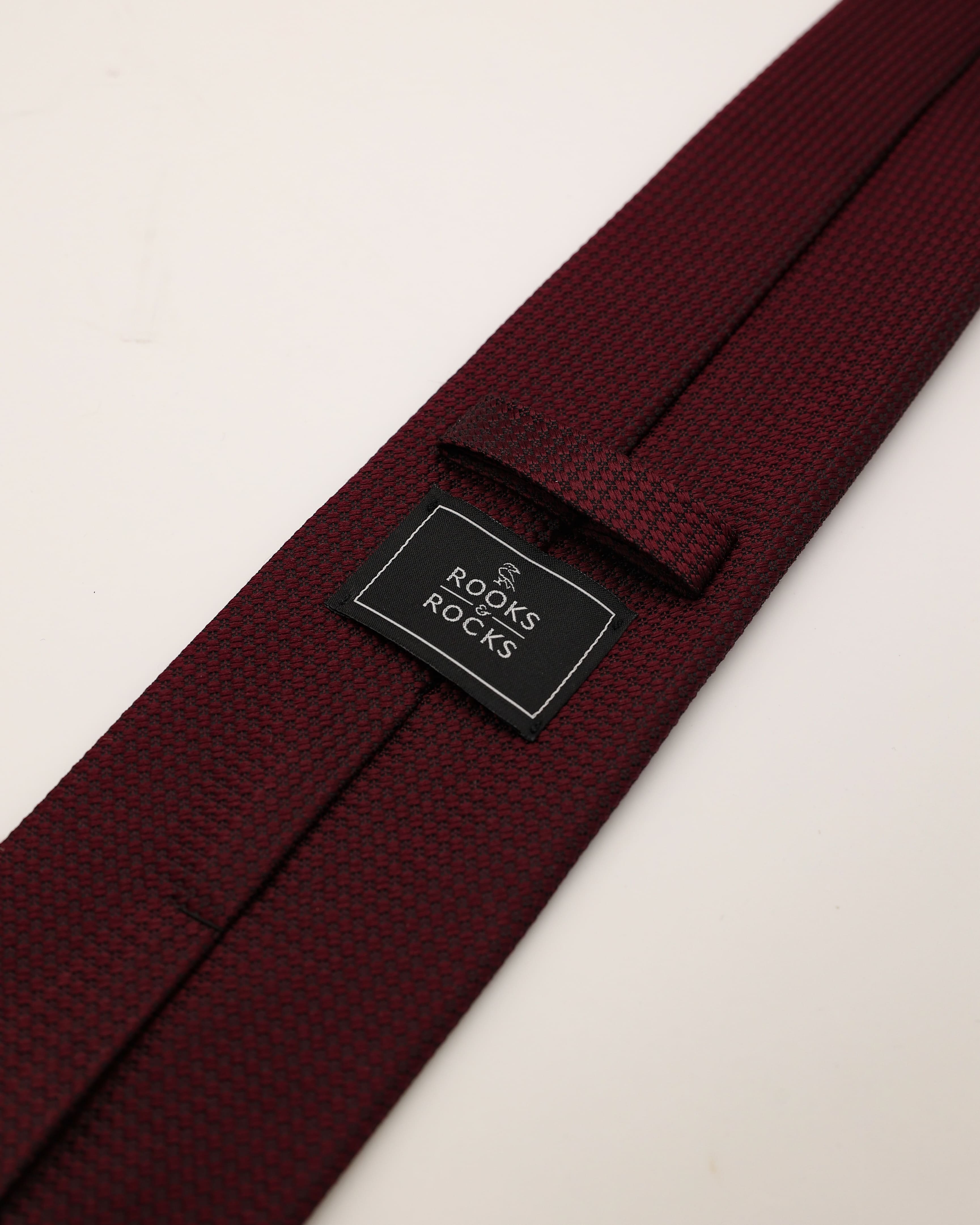 Krawatte in bordeaux von hinten