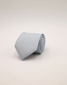 Krawatte in hellblau gerollt