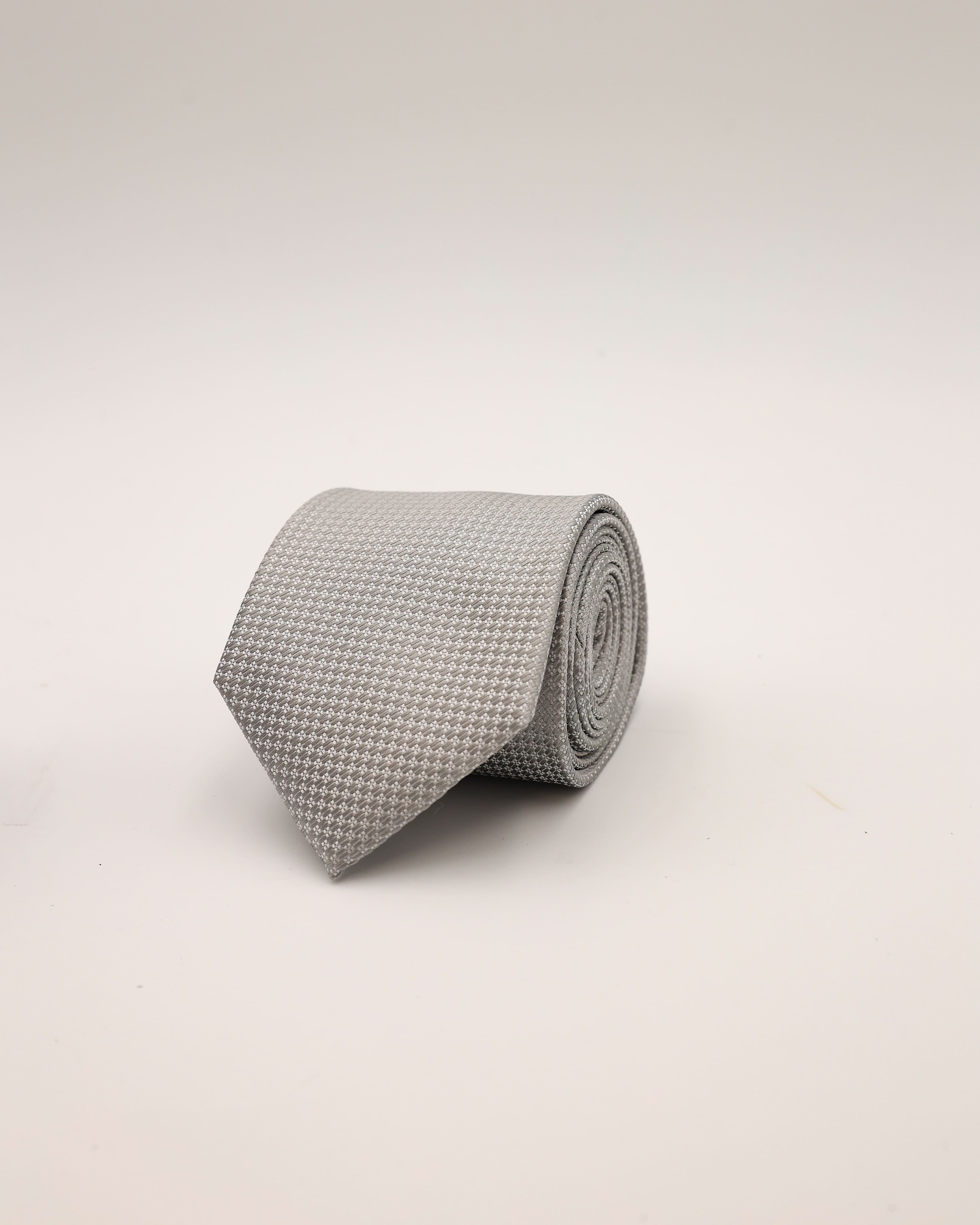 Krawatte in hellgrau gerollt