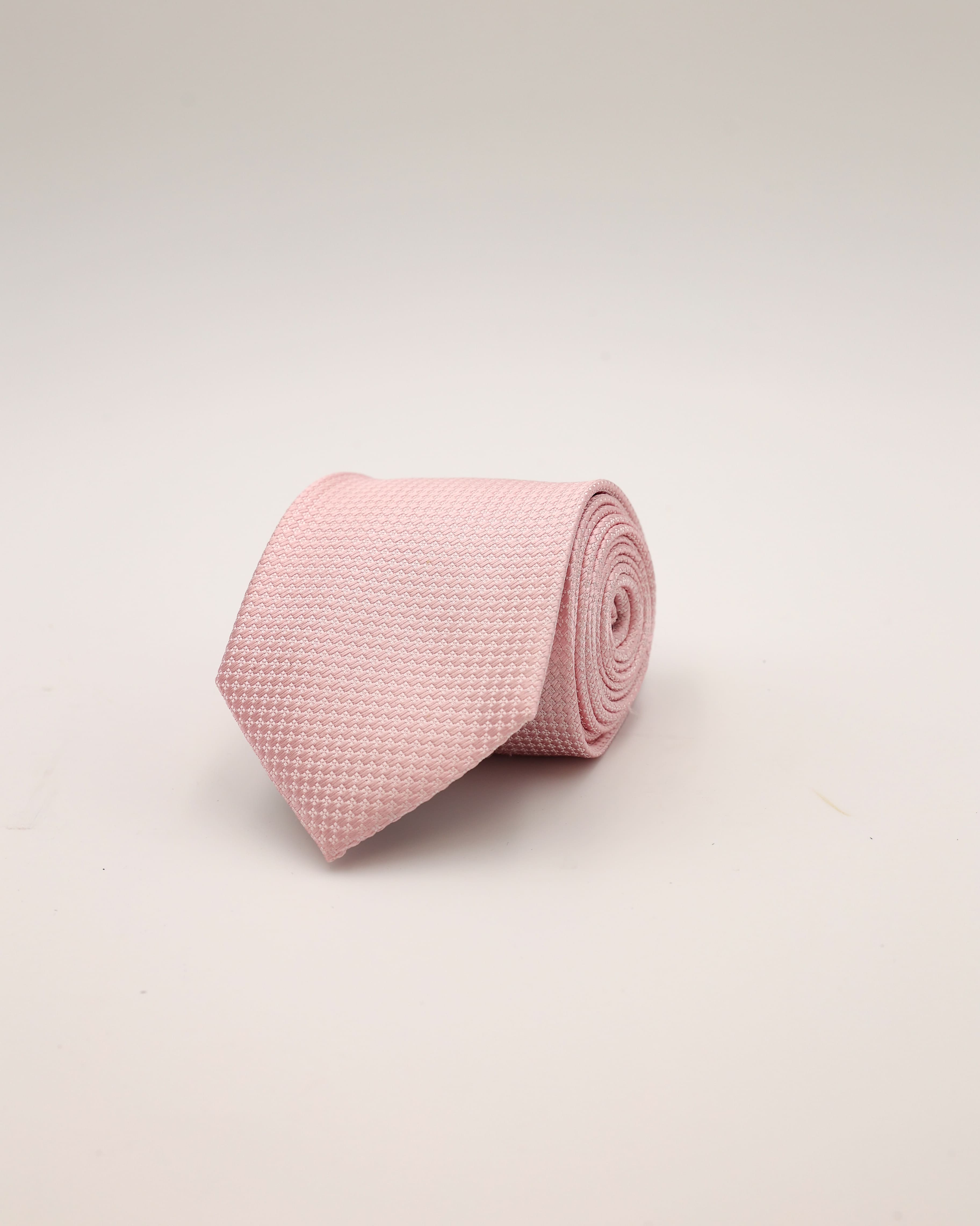 Krawatte in rosa gerollt