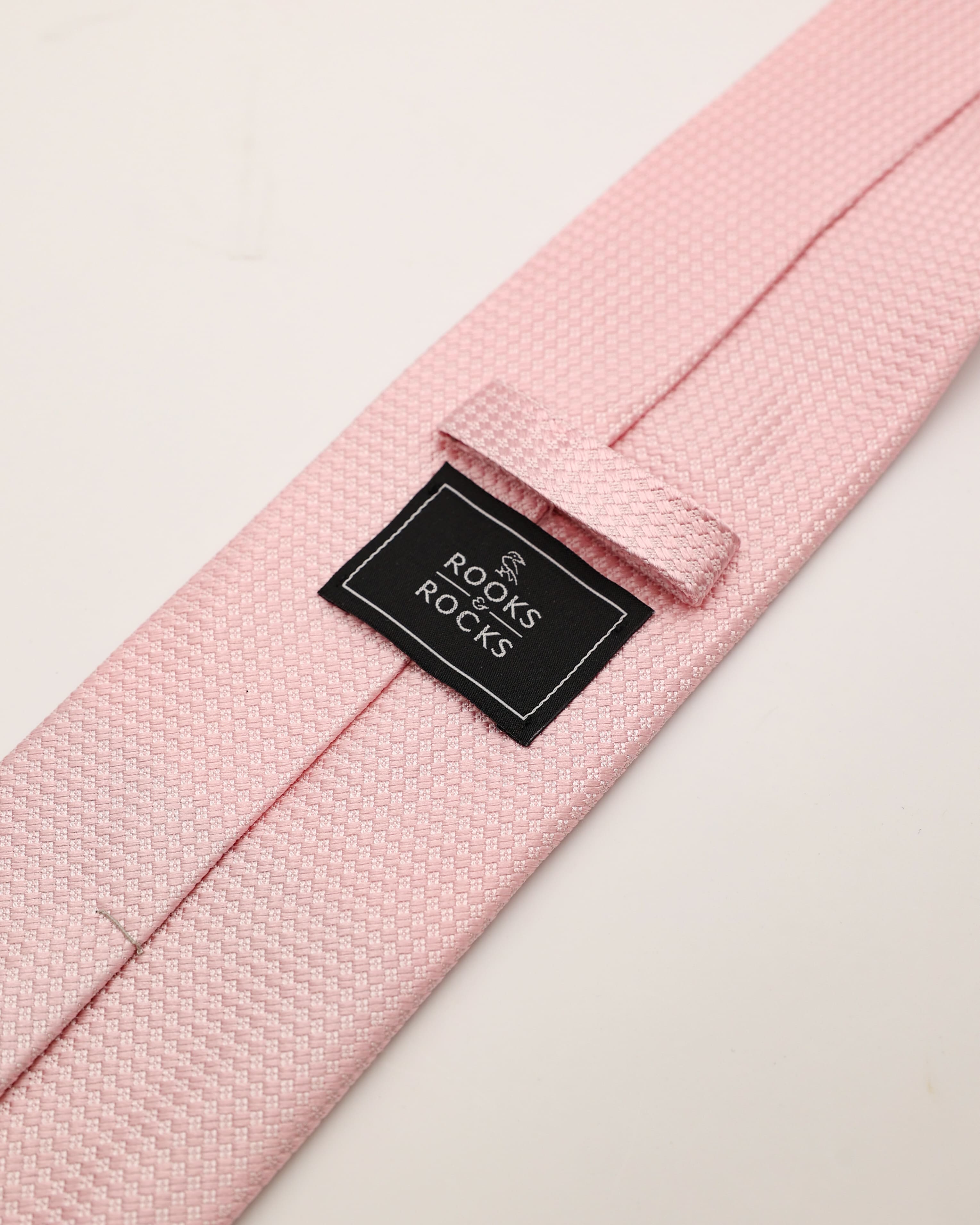 Krawatte in rosa von hinten