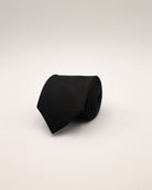 Krawatte in schwarz gerollt