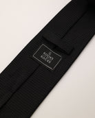 Krawatte in schwarz von hinten