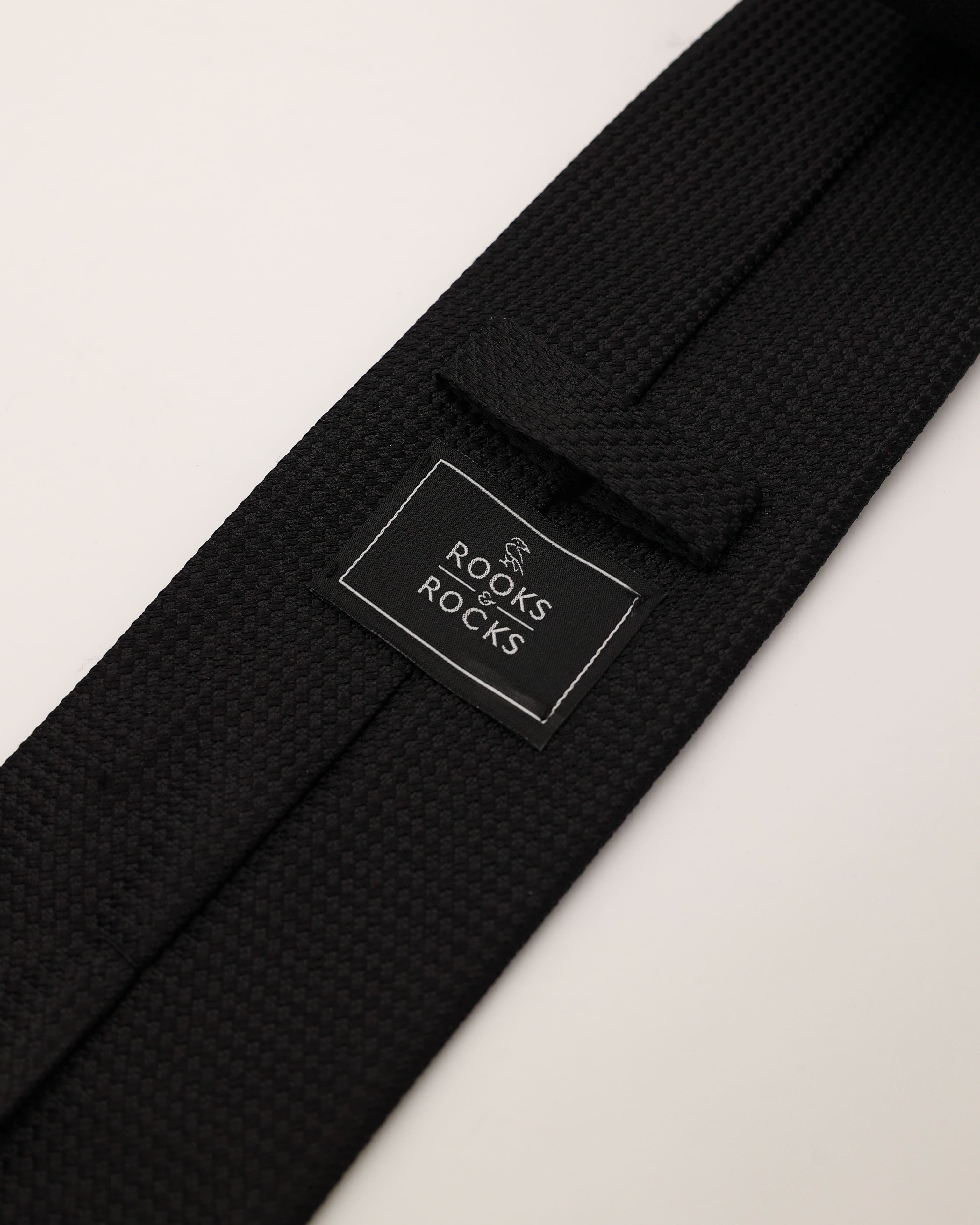 Krawatte in schwarz von hinten