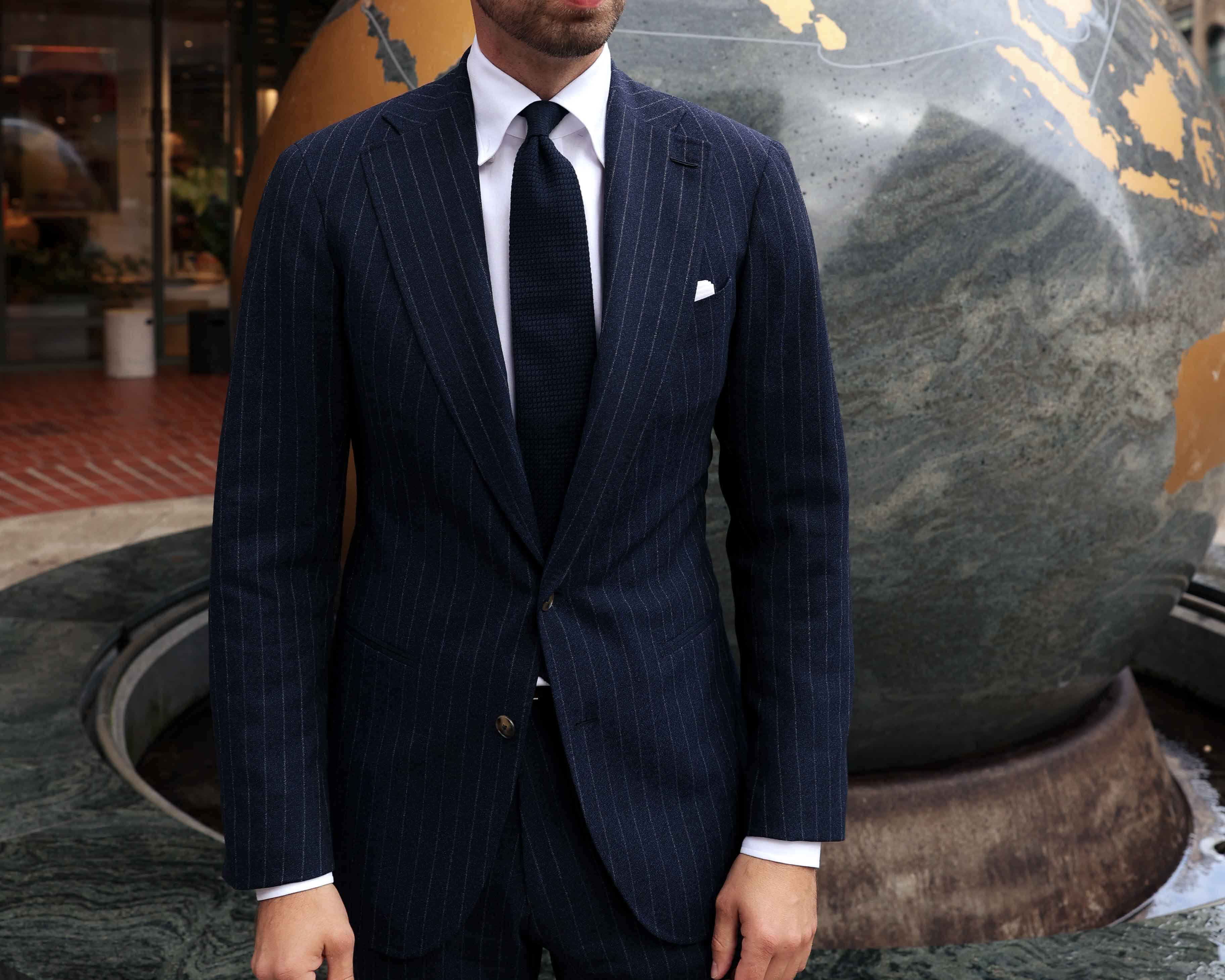 Klassischer Kreidestreifen Anzug getragen von Simon von Rooks & Rocks