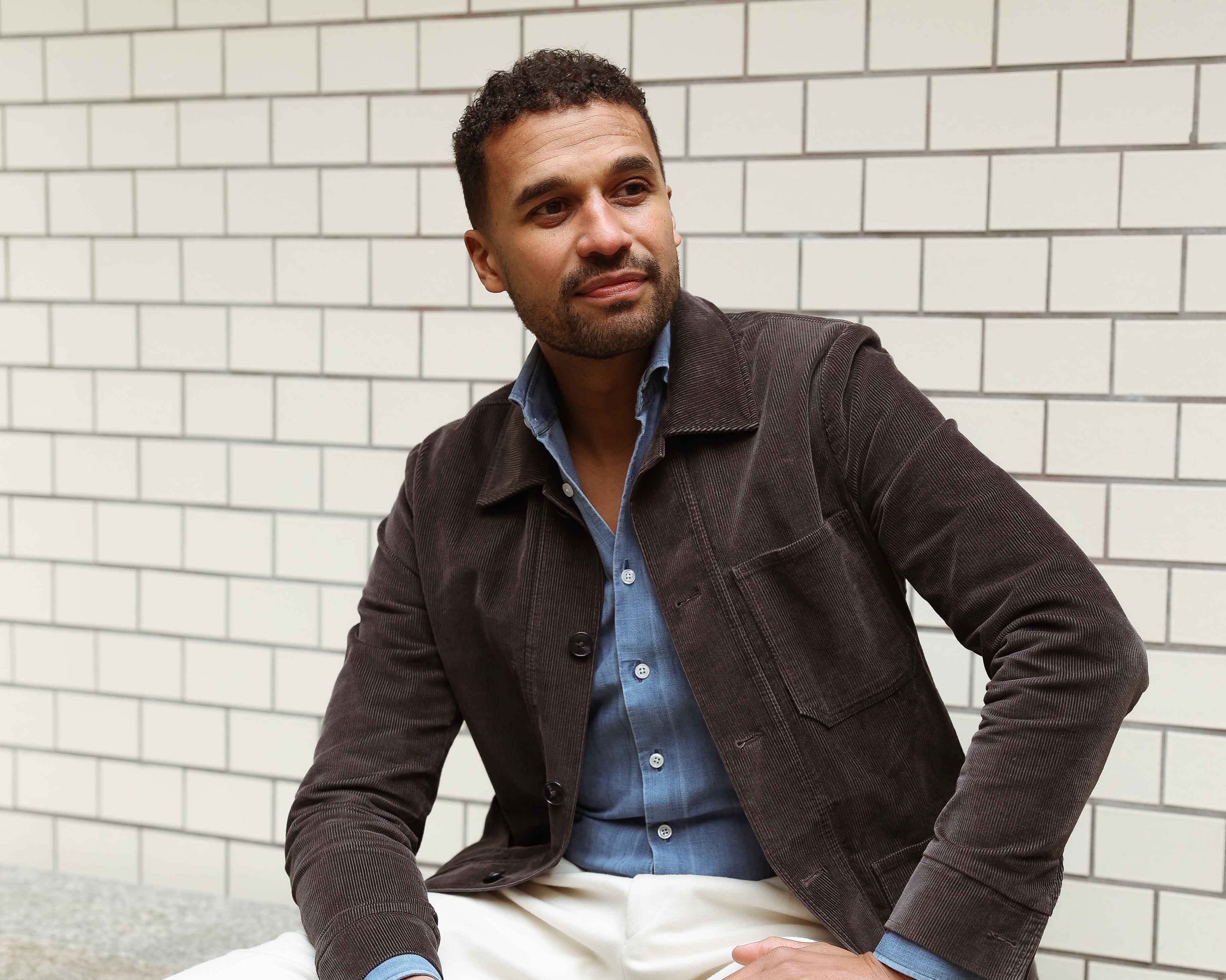 Rico im casual Outfit sitzend