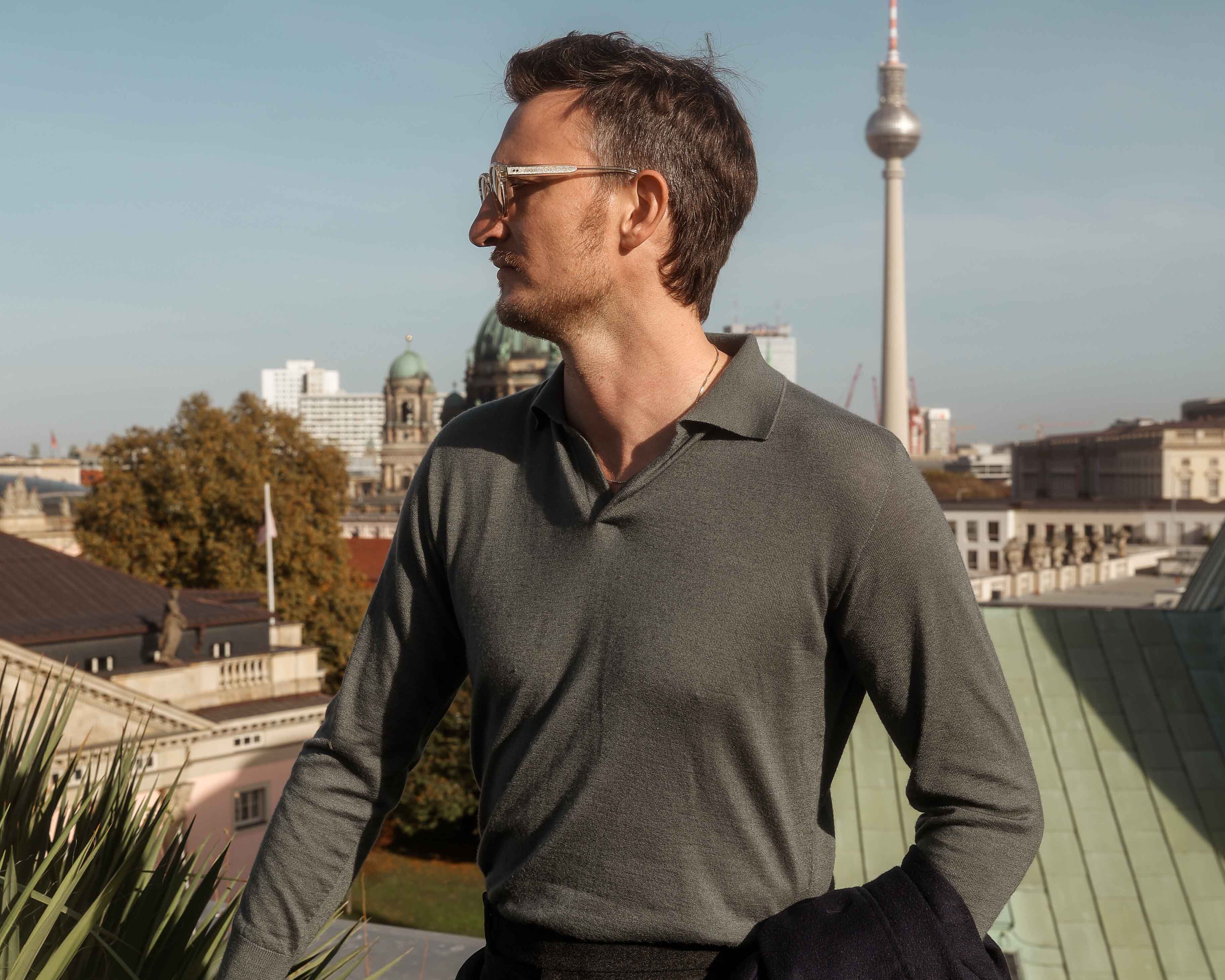 Viktor in einem knitted Poloshirt vor dem Berliner Fernsehturm