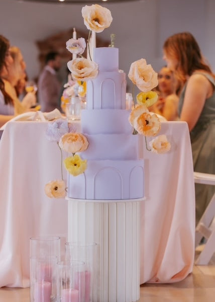 Eine Hochzeitstorte im Hochzeitssaal