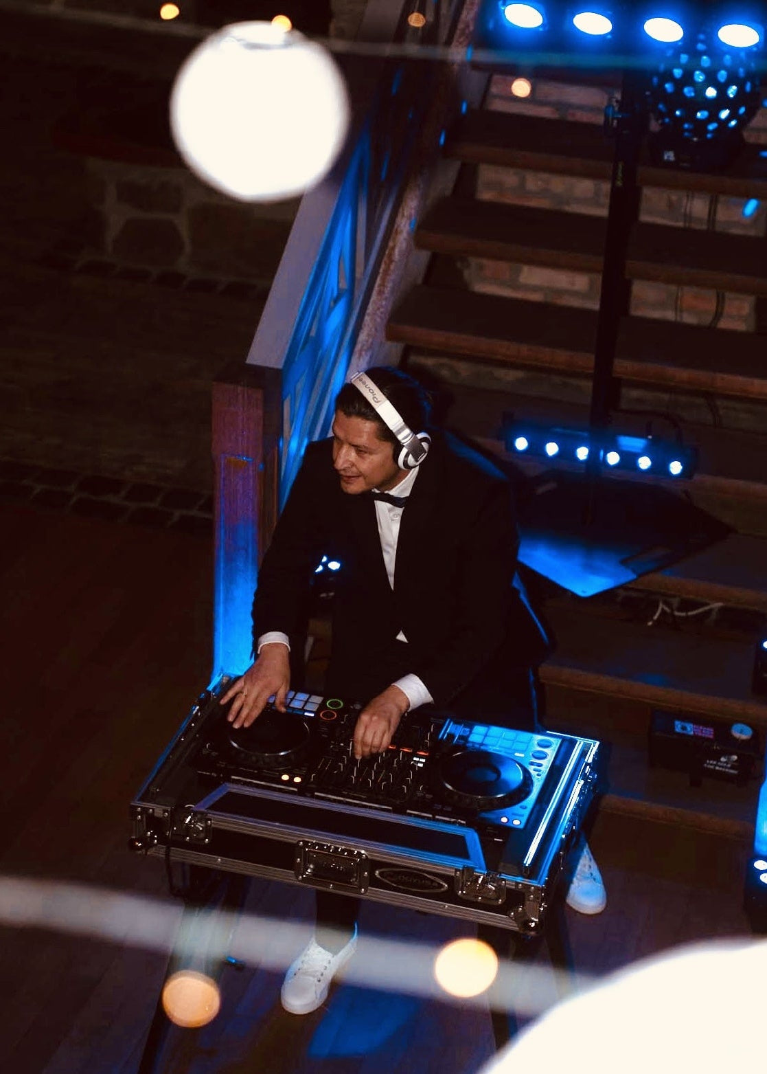 Ein DJ am Mischpult mit Kopfhörern auf