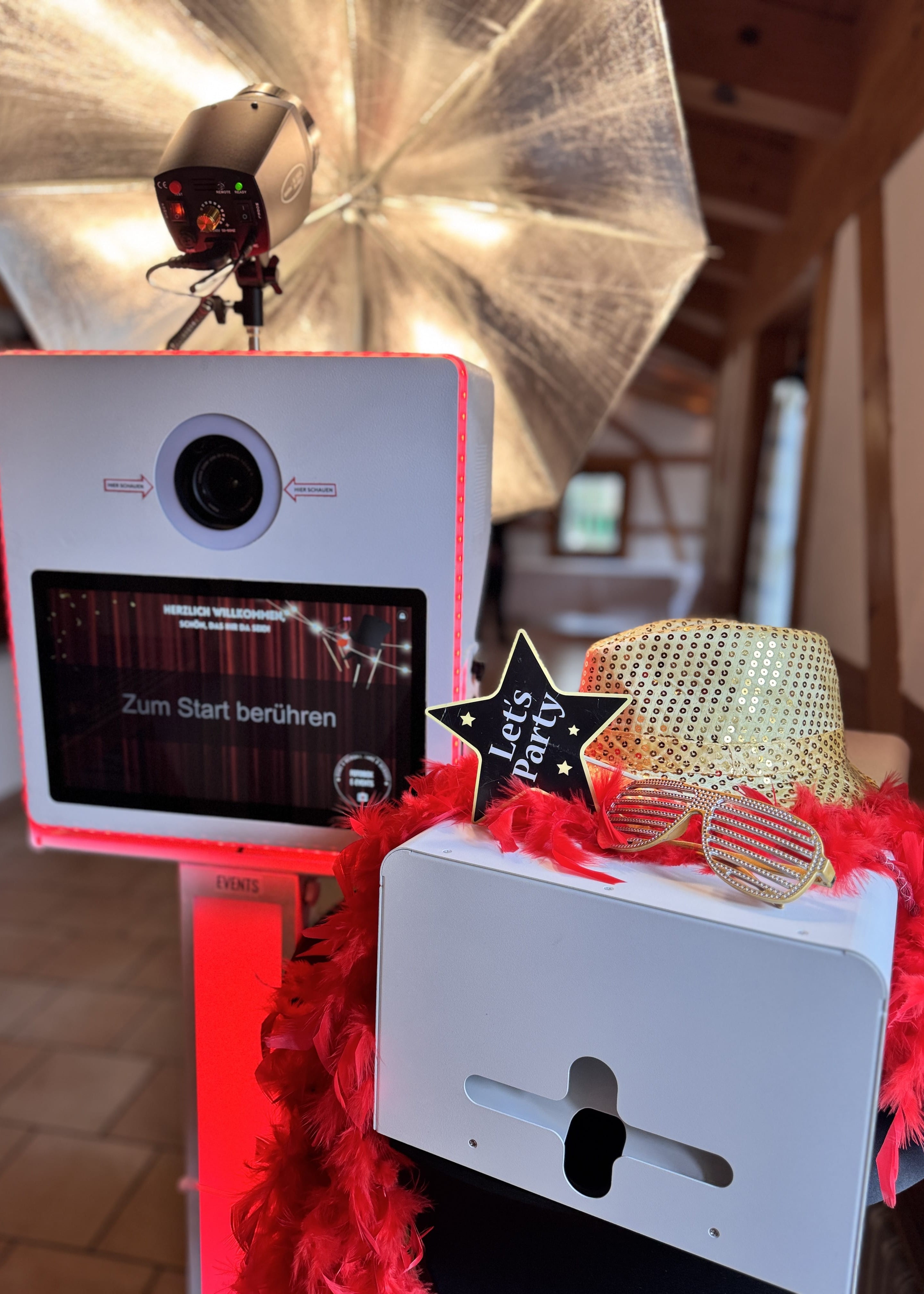 Eine Fotobox mit Dekoration