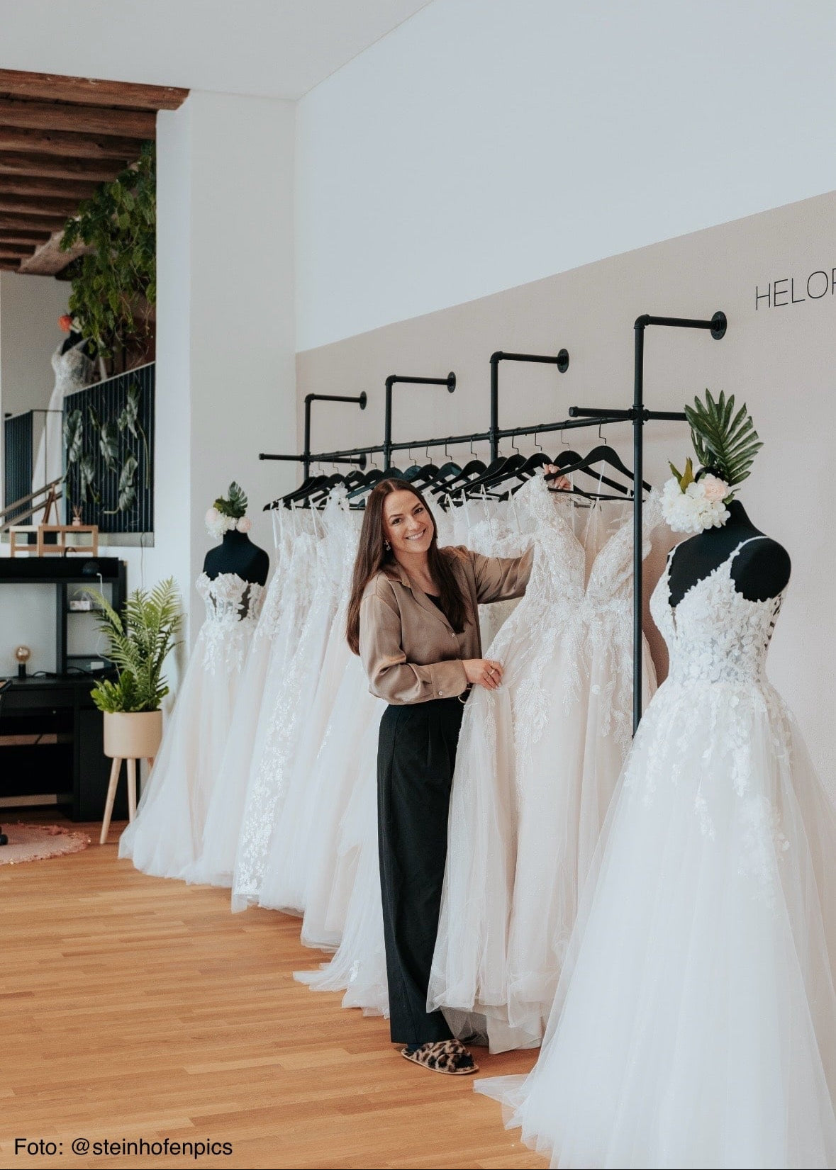 Mehrere Brautkleider auf einer Kleiderstange